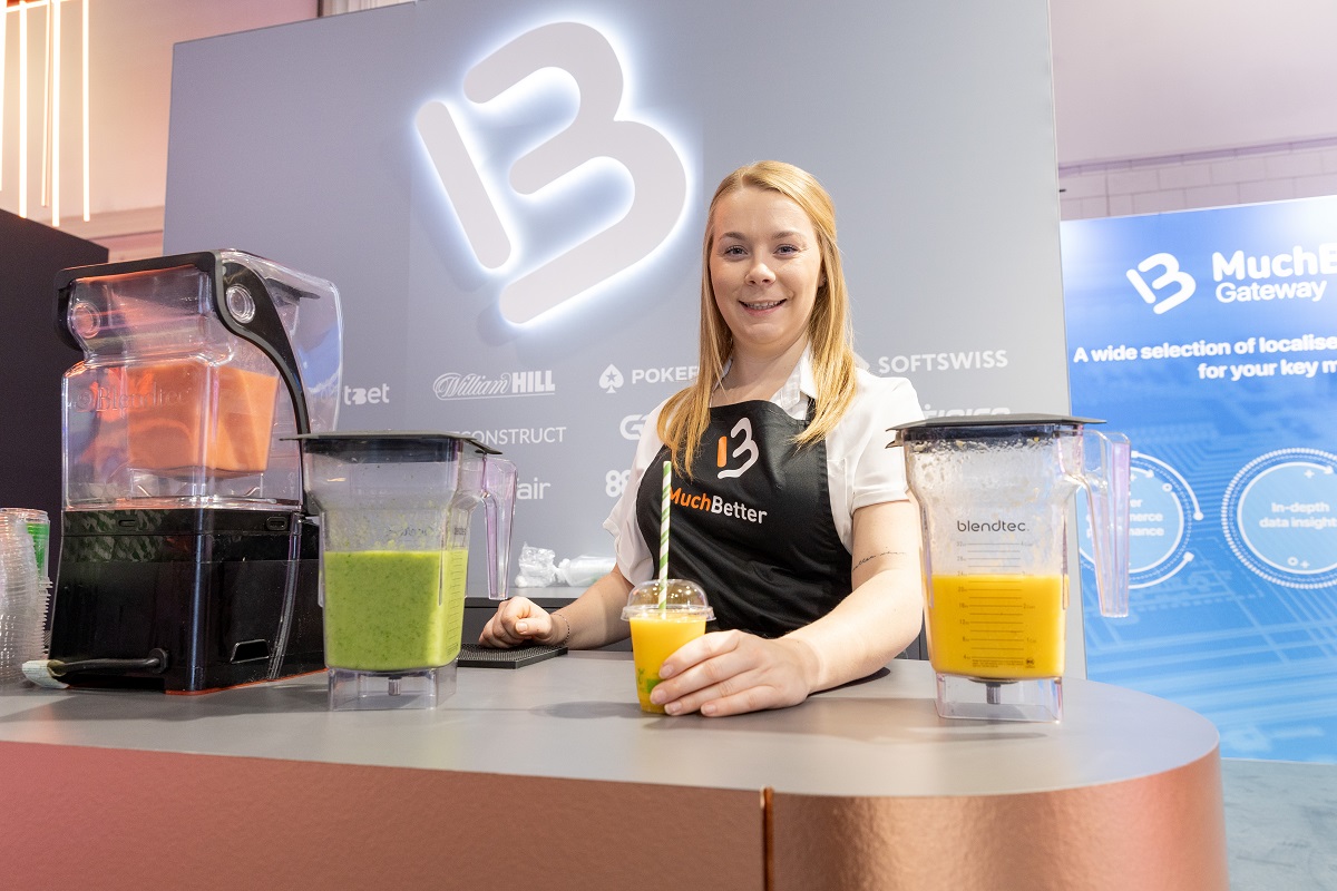 Smoothie bar with server